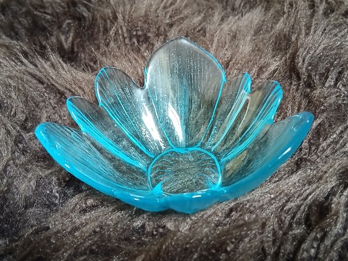 Leuchtend blaue kleine - , schale